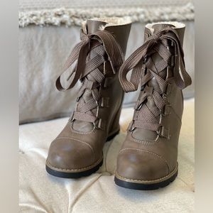 Universal Thread Wedge Boots